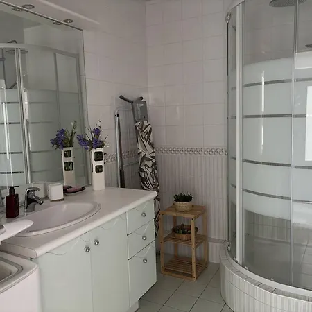 Apartamento à - 4 Pers, Proche Marché, Balcon, Ascenseur, équipements Bébé - Fr-1-738-13 *